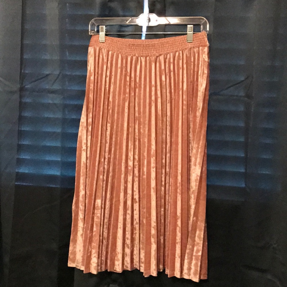 Women’s pink velvet pleated skirt